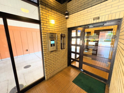【エントランス】 | ライオンズマンション平針第3 | ◆オートロック付きで防犯面にも配慮されたマンション。エントランス前には管理人室があり、人の目が届きやすく、お子様やご家族にも安心感のある住環境です。