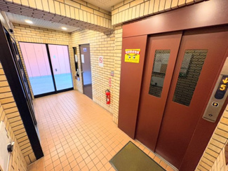 【エントランス】 | ◆各階停止のエレベーターを採用し、移動もスムーズ。1フロア2邸のため共用廊下の往来も少なく、落ち着きとプライバシーに配慮された住環境です。