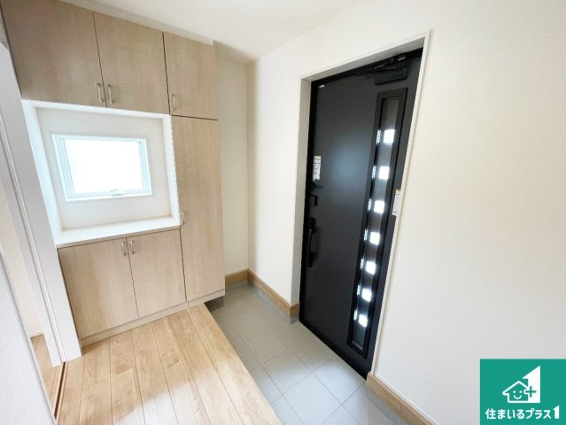 彦根市鳥居本町　第2期　新築一戸建ての玄関|シューズボックスにはたくさんの靴が収納できるので玄関周りはいつもスッキリ！ご家族が増えても安心！