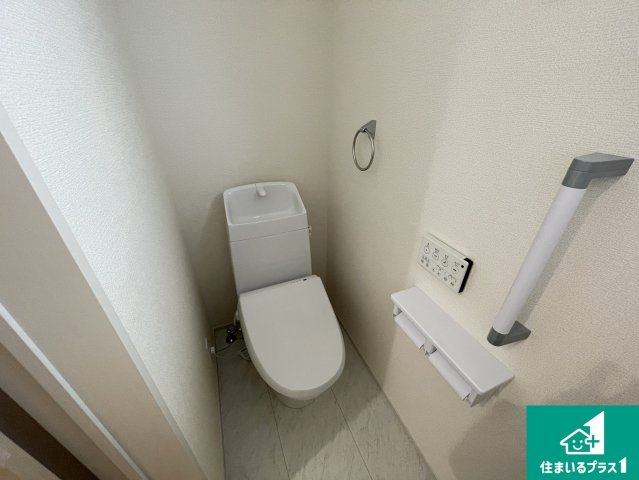 彦根市鳥居本町　第2期　新築一戸建てのトイレ|1・2階の2ヶ所にあるので、朝の忙しい時間の順番待ちもなく、深夜の利用にも大変便利です。