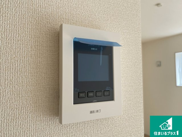 彦根市鳥居本町　第2期　新築一戸建ての防犯設備|カラーモニターインターホン！声だけでなく来訪者の姿や顔がモニターで確認できるので、小さなお子様がいらっしゃるご家庭でも安心できます！
