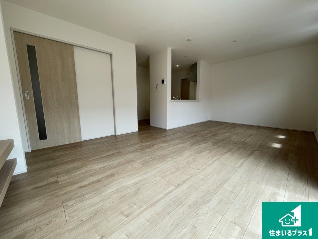 彦根市鳥居本町　第2期　新築一戸建ての居間・リビング|日当たり良好の明るいリビングで朝の目覚めもスッキリできそう！対面キッチンでご家族のコミュニケーションも自然と増える設計！小さなお子様が遊ぶスペースを作っても広々とくつろげるLDK！