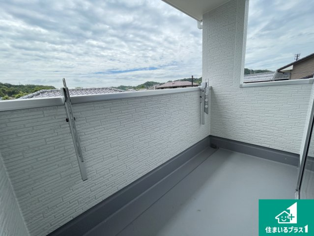 彦根市鳥居本町　第2期　新築一戸建てのバルコニー|外出時に急な雨でも洗濯物を守ってくれるインナーバルコニー！
