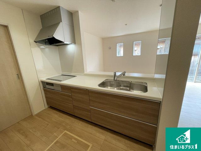 彦根市鳥居本町　第2期　新築一戸建てのキッチン|リビングと統一感があり、使い勝手のいいキッチン。広々としているので、二人並んで作業が出来ちゃいます。お子様と一緒に色々なお料理に挑戦できるスペースがあります。