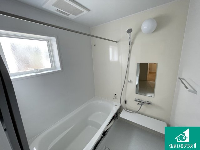 彦根市鳥居本町　第2期　新築一戸建ての浴室|足をゆったり伸ばして寛げる浴槽です。窓が設けられていますので差し込む光が明るく穏やかな雰囲気にしてくれます♪浴室乾燥機も設置しているので、雨の日の洗濯物も安心です♪
