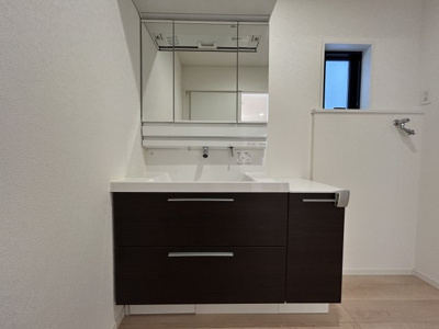 【独立洗面台】 | 川口市弥平中古戸建 | たっぷりの収納を設けたシャワー付き洗面台で朝の身支度もスムーズです！