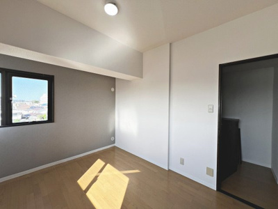 【寝室】 | ファミール岸和田ステージ２ | ラパーク岸和田まで徒歩１８分！サンエーフードたなか店まで徒歩６分！ローソンまで徒歩５分！キリン堂まで徒歩９分！お買い物に便利な立地ですね♪