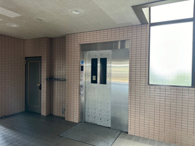 【その他共用部分】 | ファミール岸和田ステージ２ | エレベーターありますので、重い荷物も楽々お部屋へ運べますね♪