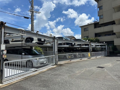 【駐車場】 | ファミール岸和田ステージ２ | 【駐車場】敷地内駐車場ございます。（月額8500円～10000円）空き状況要確認！詳しくは担当までお問い合わせください！