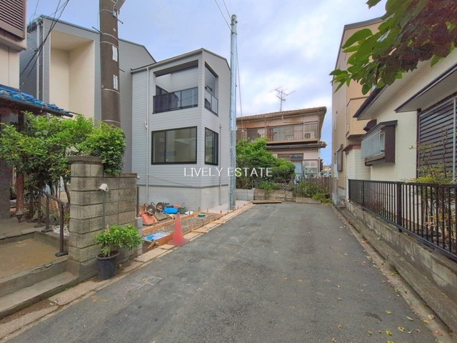 越谷市伊原2丁目 新築分譲住宅の前面道路含む現地写真