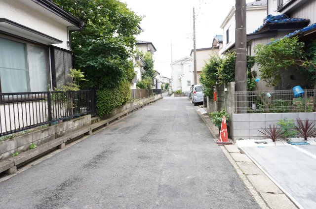 越谷市伊原2丁目 新築分譲住宅の前面道路含む現地写真