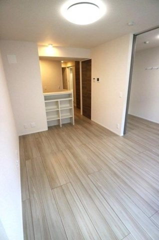 D-room WEST PARK 西宮北口の居間・リビング