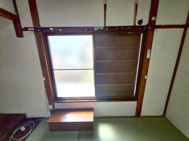 長田区堀切町の和室|大きな窓からたっぷりと陽光が注がれる明るい空間
