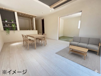 【居間・リビング】 | 佐伯区美鈴が丘南4丁目【全1棟】 | 和室やキッチンとの繋がりを見渡せるLDK。対面式キッチンからはリビング全体に目が届き、会話を楽しみながら作業ができます。白を基調とした内装に、天井やキッチンの木目調アクセントが映える上品な空間です。