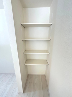 【収納】 | 佐伯区美鈴が丘南4丁目【全1棟】 | 収納する物の大きさに合わせて棚板の高さを自由に変更できる可動棚。パントリーとして日用品のストックや買い置きを保管するほか、リビング周りの小物をすっきりと片付けるのに便利なスペースです。