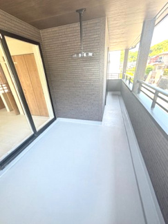 【バルコニー】 | 佐伯区美鈴が丘南4丁目【全1棟】 | 深い軒（インセット）を備えた、天候に左右されにくいインナーバルコニー。十分な奥行きと横幅が確保されており、たくさんの洗濯物や布団を一度に干すことが可能です。