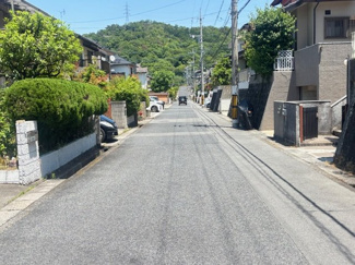 【前面道路含む現地写真】 | 佐伯区美鈴が丘南4丁目【全1棟】 | 南側前面道路は、見通しが良く開放感のある幅員が確保されています。周辺は緑豊かな山を望む落ち着いた第一種低層住居専用地域を思わせる街並みで、車の出し入れや日々の通行もスムーズに行える環境です。