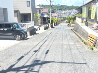 【前面道路含む現地写真】 | 佐伯区美鈴が丘南4丁目【全1棟】 | 西側前面道路も十分な幅員があり、すっきりとした街並みが広がっています。角地のような開放感や通風・採光が期待できる配置であり、周囲の戸建て住宅とも適度な距離が保たれた、平穏な住環境です。
