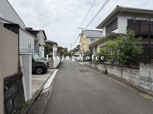 【仲介手数料０円】伊勢原市高森台1丁目　中古一戸建ての前面道路含む現地写真|伊勢原市高森台1丁目　中古一戸建て