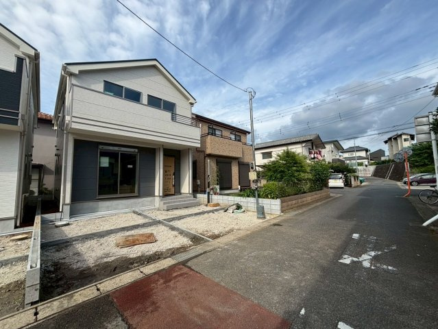 成田市飯田町Ⅳ　新築戸建　B号棟の前面道路含む現地写真