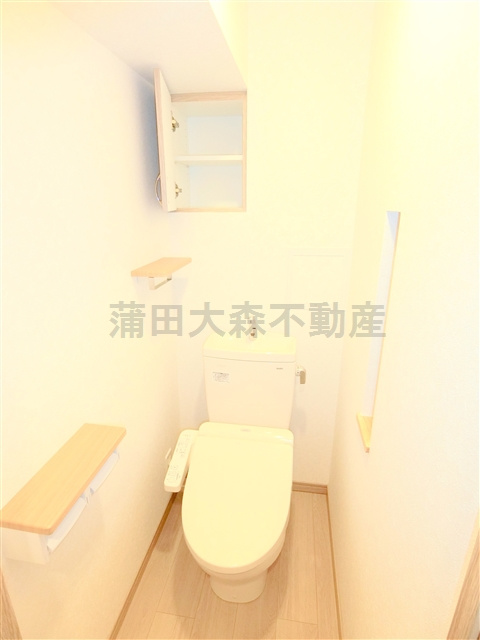 ルーブル大鳥居六番館のトイレ|棚収納に温水暖房便座付きのトイレ