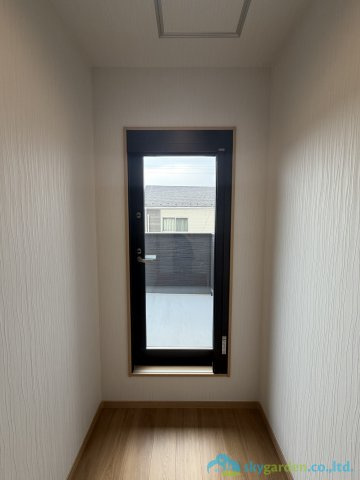 小田原市中新田　未入居戸建　全2棟2号棟の玄関