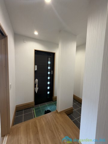 小田原市中新田　未入居戸建　全2棟2号棟の玄関