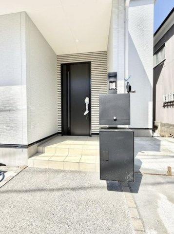 瀬谷区宮沢２丁目新築戸建【4LDK＋パントリー付/駐車スペース２台確保/南向き/日当たり良好】の玄関