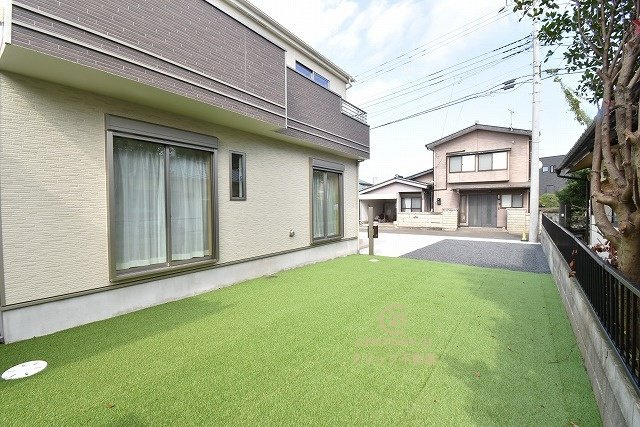 ハートフルタウン 　ひたちなか市津田2020番　Bの庭|現在は人工芝を敷いてあります。家庭菜園に挑戦したり季節の花を育てるなど、毎日の暮らしに潤いをくれるお庭です。