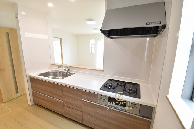ハートフルタウン 　ひたちなか市津田2020番　Bのキッチン|対面式システムキッチンは料理中や後片づけの間も会話が楽しめ、家族に一体感が生まれます。十分な広さのキッチンなら、家族での分担作業もはかどりそう！