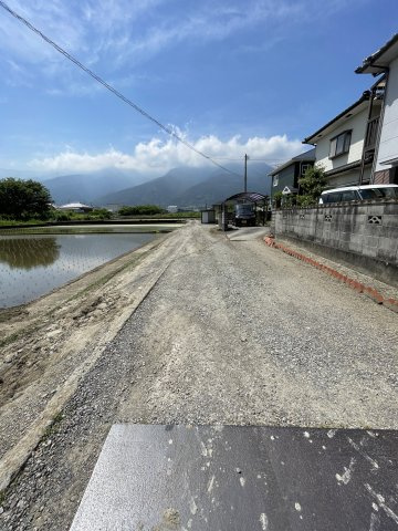土居町津根　中古住宅の前面道路含む現地写真