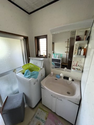 土居町津根　中古住宅の脱衣所