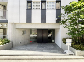 【エントランス】 | オートロックを備えた、マンションのエントランス。やはりセキュリティの観点は欠かすことができません。皆様を“安全”に送り出し、出迎えてくれます。～即日のご見学可能～　お問合せはお気軽にどうぞ。
