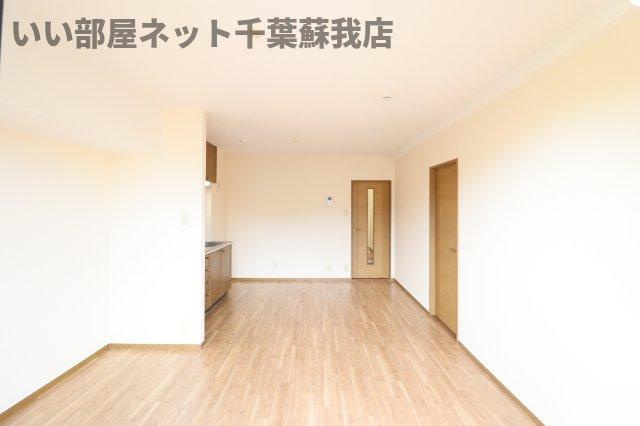 アーバンコートの居間・リビング|こちらの居間で趣味の時間をお楽しみください