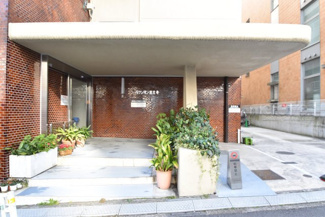 【エントランス】 | お客様を、そして住人を出迎えてくれるマンションのエントランス。ゴミが落ちていないことからも、管理状態の良さや住民の節度の高さが見て取れます。～即日のご見学可能～　お問合せはお気軽にどうぞ。