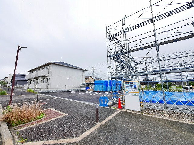シャルールの駐車場