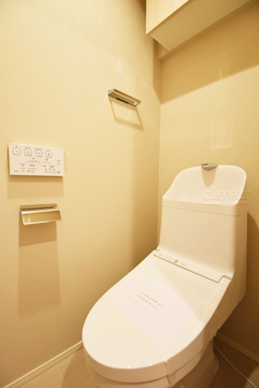 【トイレ】 | スタジオ・スクエア人形町 | 上部に収納を備えたトイレです。自宅の中でも最もプライベートな空間だからこそ、ほしい「落ち着き」がここにあります。～即日のご見学可能～　お問合せはお気軽にどうぞ。
