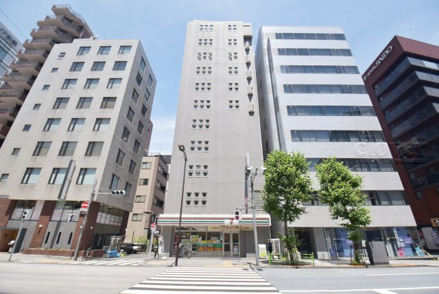 【外観】 | スタジオ・スクエア人形町 | 青空によく映える建物です。手入れの行き届いた外壁やマンション正面エントランスなど、綺麗な姿をぜひ一度、現地にてご覧ください。～即日のご見学可能～　お問合せはお気軽にどうぞ。
