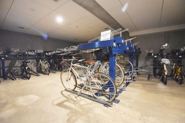 【駐輪場】 | スタジオ・スクエア人形町 | 自転車置き場。マンションの共用部にあたります。空きの有無や駐輪料金、各戸の台数制限などについては、改めてお問い合わせください。～即日のご見学可能～　お問合せはお気軽にどうぞ。
