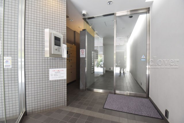 【ロビー】 | スタジオ・スクエア人形町 | 集合ポストなどを備えたエントランスホール。ここもマンションの顔となる部分であり、しっかりと清掃の行き届いたさまに安心感をおぼえます。～即日のご見学可能～　お問合せはお気軽にどうぞ。
