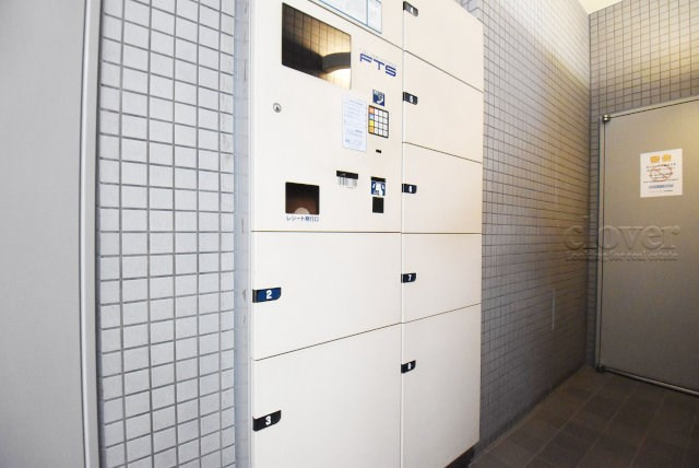 【設備】 | スタジオ・スクエア人形町 | 通勤や通学、おでかけなどで家をあけている間にも荷物を受け取れる宅配BOX。ネット通販や宅配サービスの利用頻度が高い人にとっても、うれしい設備です。～即日のご見学可能～　お問合せはお気軽にどうぞ。

