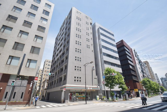 【外観】 | スタジオ・スクエア人形町 | 手入れの行き届いた外壁やエントランスなど、「見ればわかる」レベルで清潔感を保ったマンションです。築年数を感じさせない姿で皆様をお出迎えします。～即日のご見学可能～　お問合せはお気軽にどうぞ。
