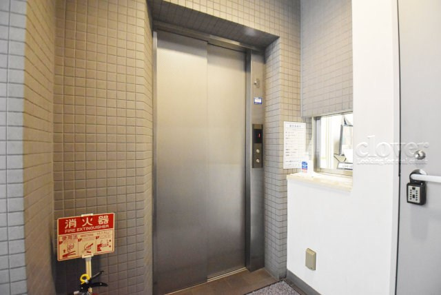 【設備】 | スタジオ・スクエア人形町 | バリアフリーの強い味方、エレベーターが設置されています。メンテナンスに手間と費用がかかる設備ですが、あるとないとでは大違い。～即日のご見学可能～　お問合せはお気軽にどうぞ。
