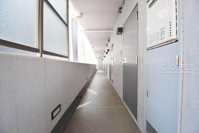 【その他共用部分】 | スタジオ・スクエア人形町 | マンションの共用廊下です。きれいに清掃されています。周囲のお部屋の様子も、ぜひ伺ってみてください。～即日のご見学可能～　お問合せはお気軽にどうぞ。
