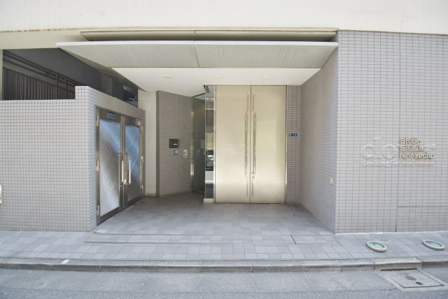 【エントランス】 | スタジオ・スクエア人形町 | オートロックを備えた、マンションのエントランス。やはりセキュリティの観点は欠かすことができません。皆様を“安全”に送り出し、出迎えてくれます。～即日のご見学可能～　お問合せはお気軽にどうぞ。

