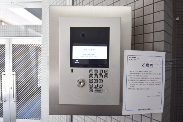【防犯設備】 | スタジオ・スクエア人形町 | モニター（カメラ）付きのオートロックが備えられています。建物のセキュリティ能力の高さは、欠かすことのできないチェックポイントになります。～即日のご見学可能～　お問合せはお気軽にどうぞ。
