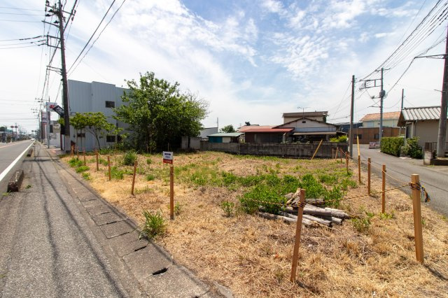 足利市小俣町の売地の外観|二方向道路に接しているため、駐車場の配置自由度が高く車の出入りがしやすいです