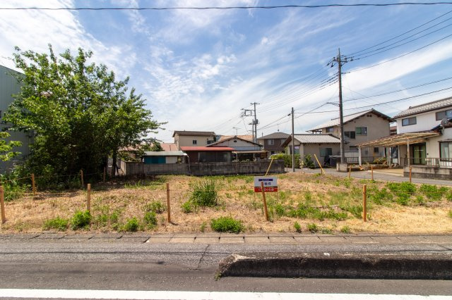 足利市小俣町の売地の外観|敷地を有効活用した角地ならではの自由設計が可能です。
玄関や駐車場、庭の配置などの配置自由度が高い