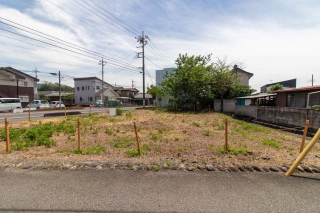 足利市小俣町の売地の外観|二方向道路に面した開放感あふれる角地！