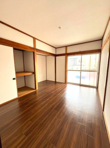 上大市3丁目の洋室|大きな窓からたっぷりの日差しが降り注ぐ明るい室内です。
